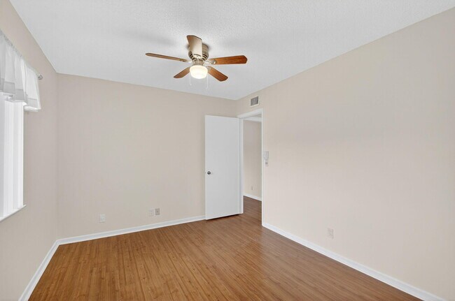 Building Photo - 427 Pine Glen Ln