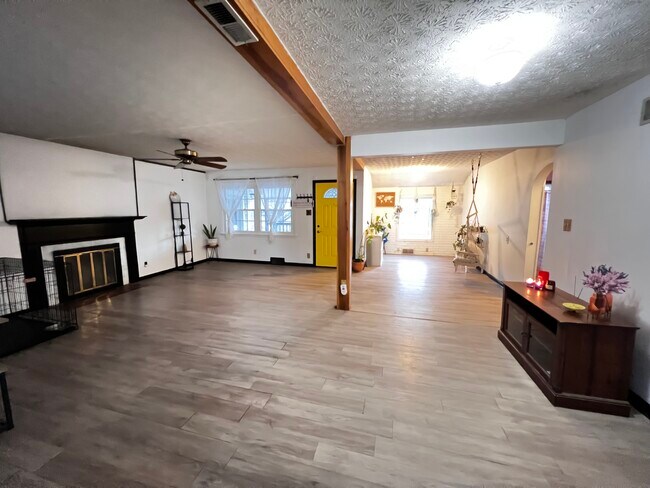Building Photo - 3886 Knollwood Dr