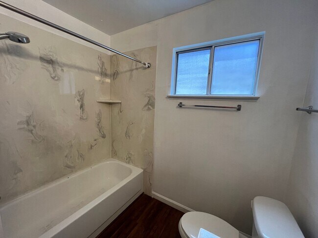 Building Photo - Bright & Beautifully Renovated 3 Bed, 2 Ba...