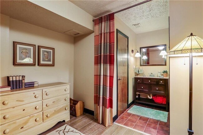 Building Photo - 2138 Carlyle Dr