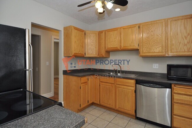 Building Photo - 1577 Glen Arbor St