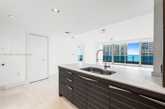 Building Photo - 200 Biscayne Blvd Way