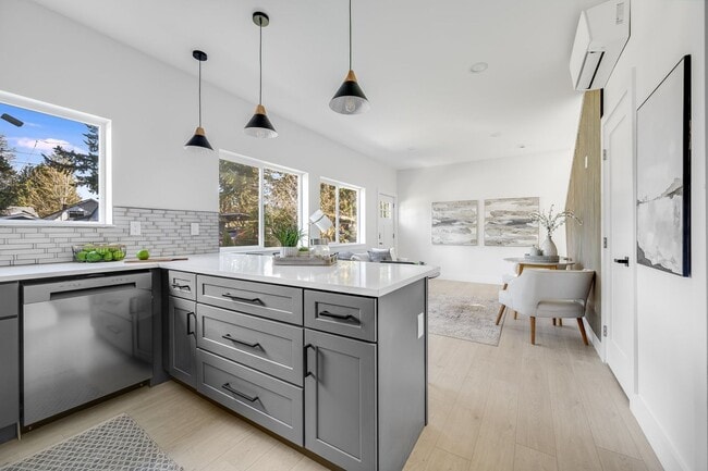 Building Photo - Beautiful Brand New 2bed 2.5bath Seattle H...
