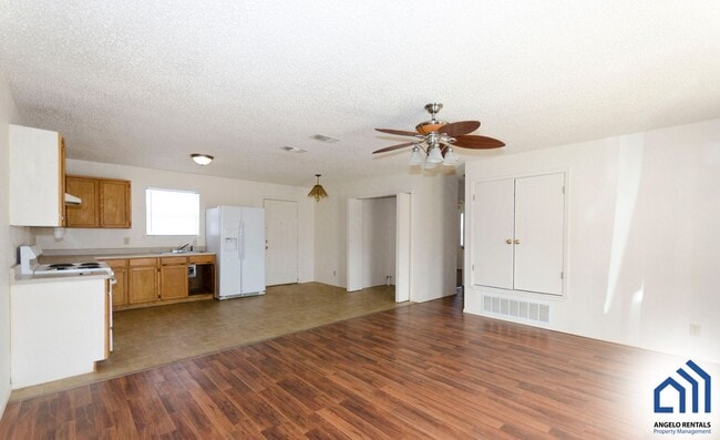 Building Photo - AFFORDABLE 2 Bedroom 1 bath duplex in Grape Creek COMING SOON!