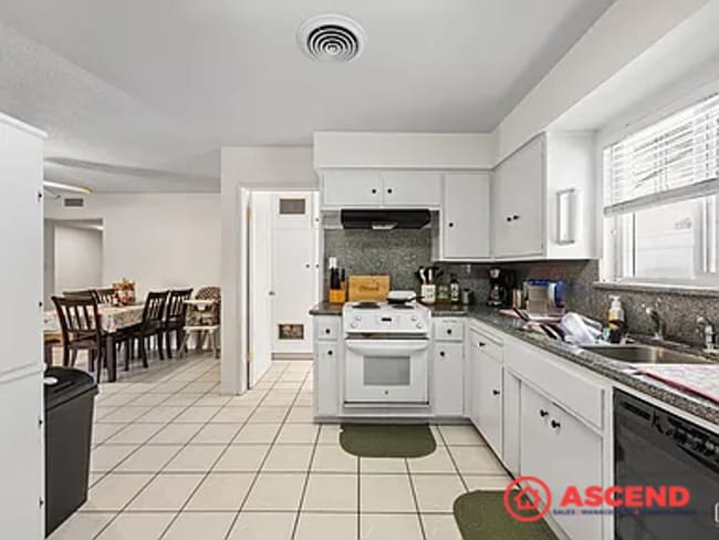 Building Photo - Pet-Friendly 3 Bed, 2 Bath Near Bakersfiel...