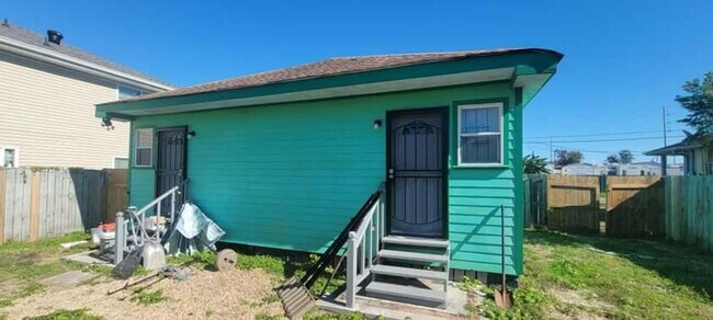 Building Photo - 4 Bedroom Single Family Home