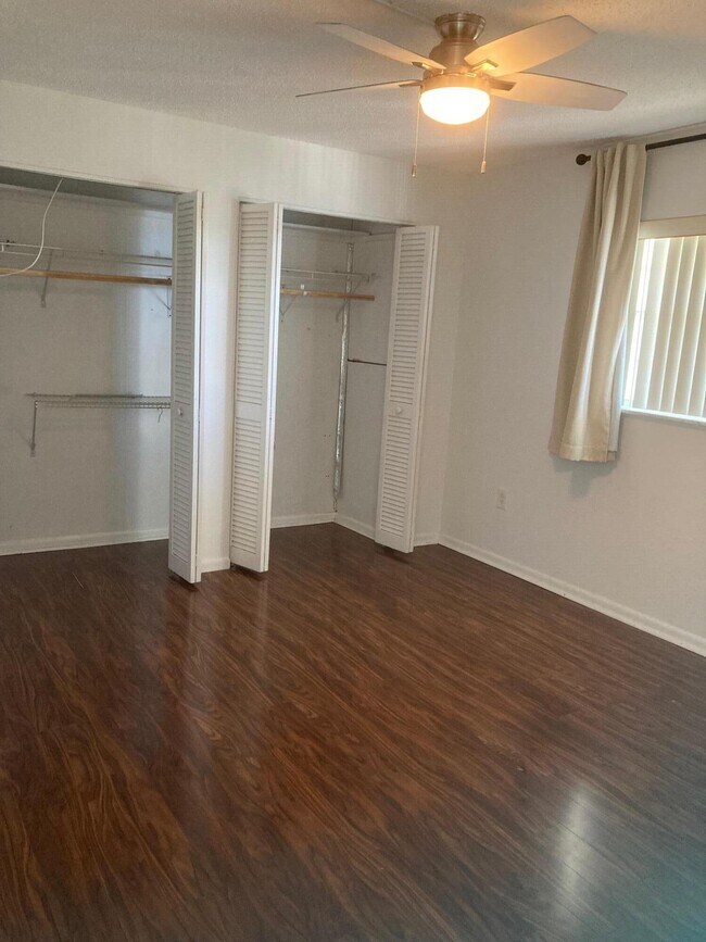 Building Photo - 2936 Lake Shore Dr