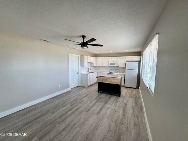 Building Photo - 127 Moore Ave