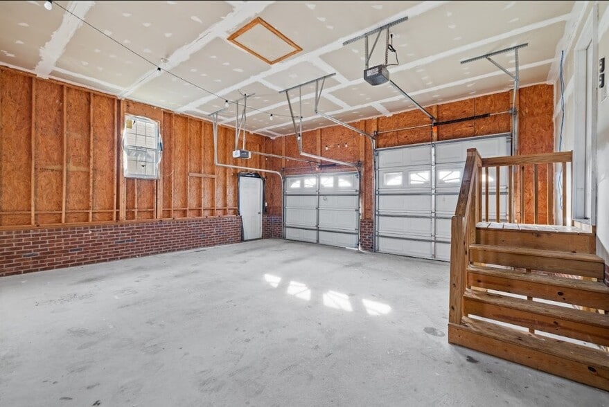 Building Photo - 137 Woodglen Dr