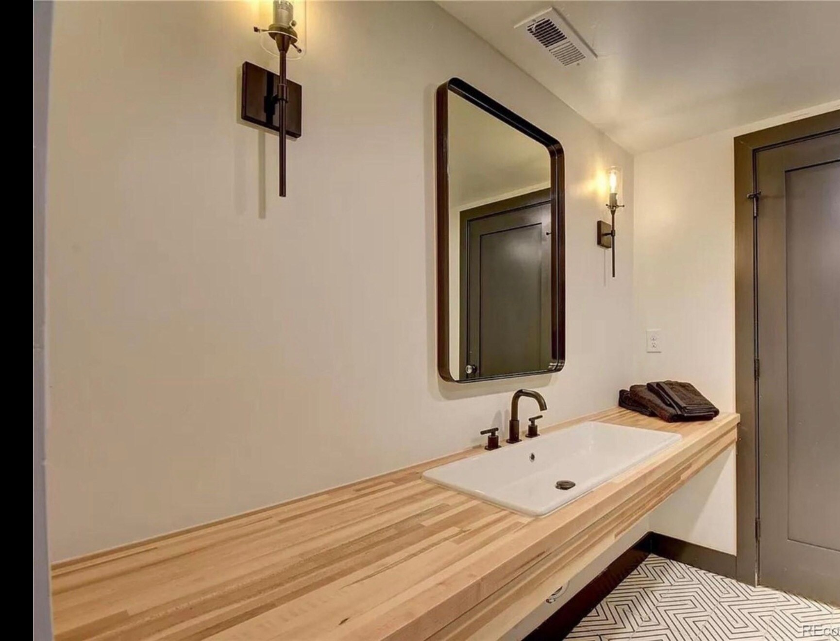 Building Photo - 2126 Grove St