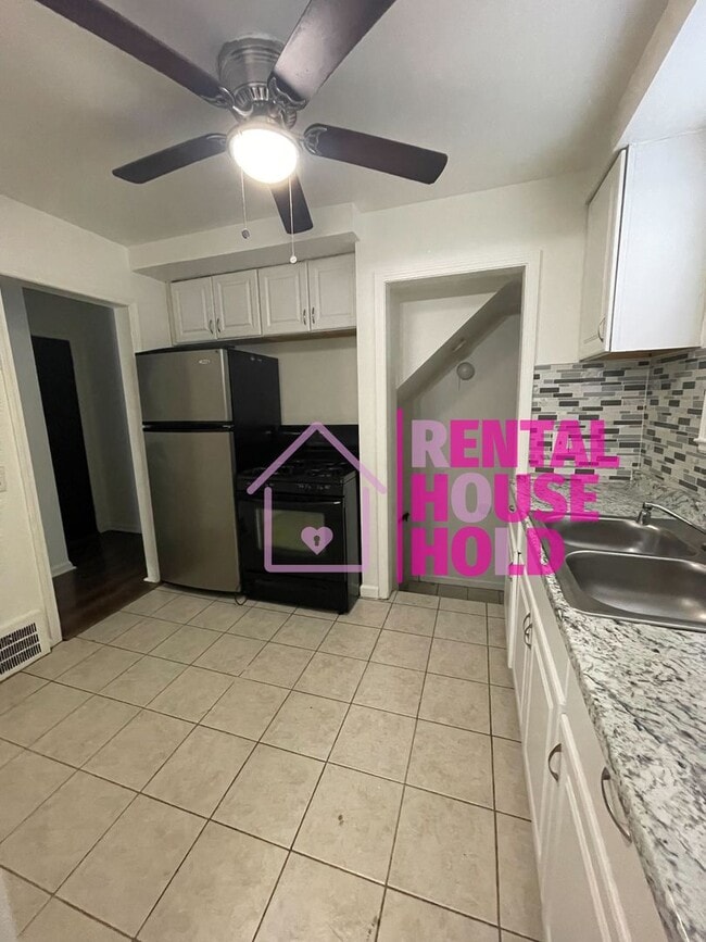 Building Photo - ~ 3 BEDROOM 1.5 BATH~ FREE PRE-SCREEN