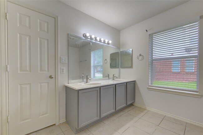 Building Photo - 14027 Coveney Dr