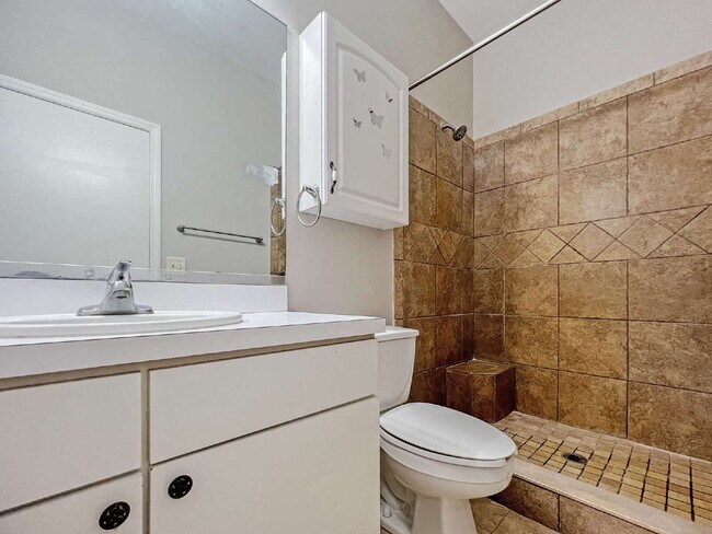 Building Photo - 906 Alfreda Ave