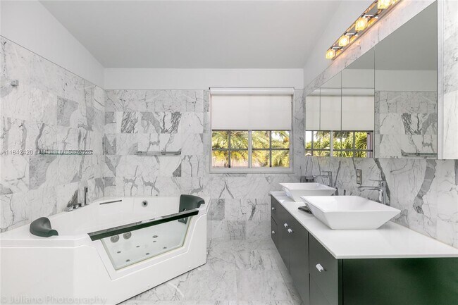 Building Photo - 2564 Jardin Ct