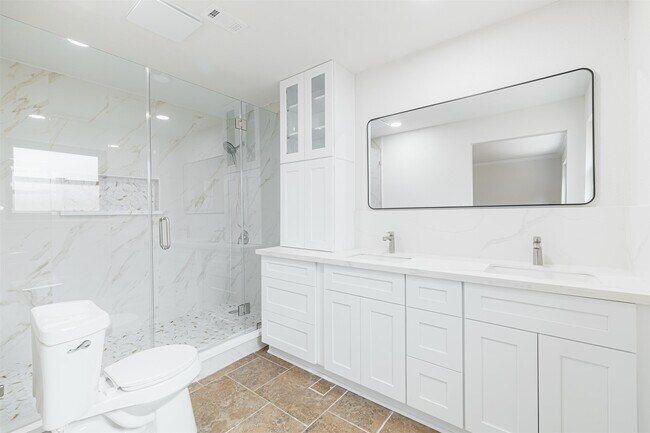 Building Photo - 10055 Larston St