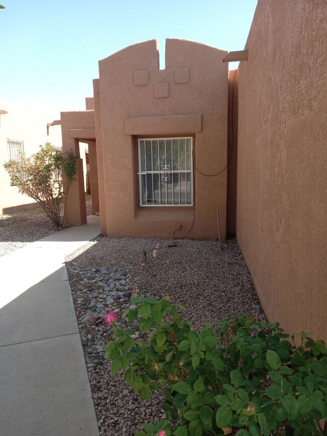 Building Photo - **3 Bedroom 2 Bathroom in Southwest ABQ!! ** AVAILABLE NOW **