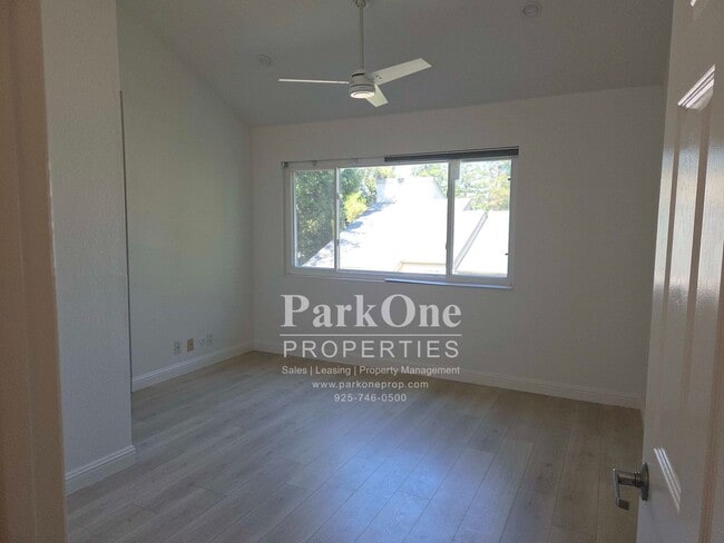 Building Photo - 2700 Oak Rd