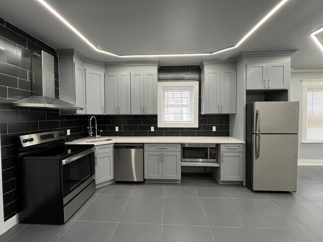 Building Photo - 423 Shelton Ave