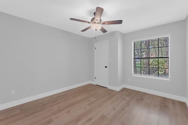 Building Photo - Newly Renovated Ground Floor Condo in Gate...