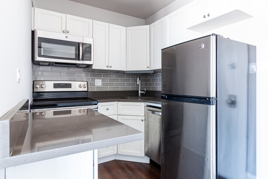 Primary Photo - 827 W Lakeside Pl