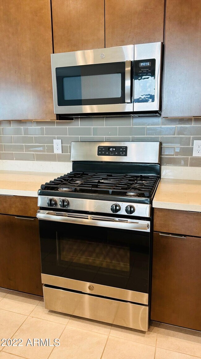 Building Photo - 943 E Paseo Way