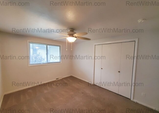 Building Photo - 3 Bedroom, 2 Bath & Main floor laundry- 6t...