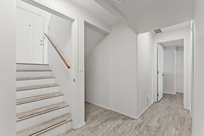 Building Photo - 2721 E Longfellow Ave