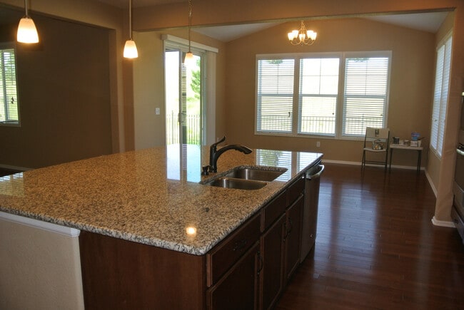 Building Photo - 5Bed/3.5Bath Home in Blackstone Country Club Community
