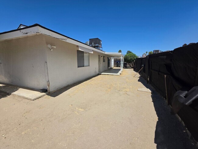Building Photo - Two Bedroom Two Bathroom Duplex in Hemet!