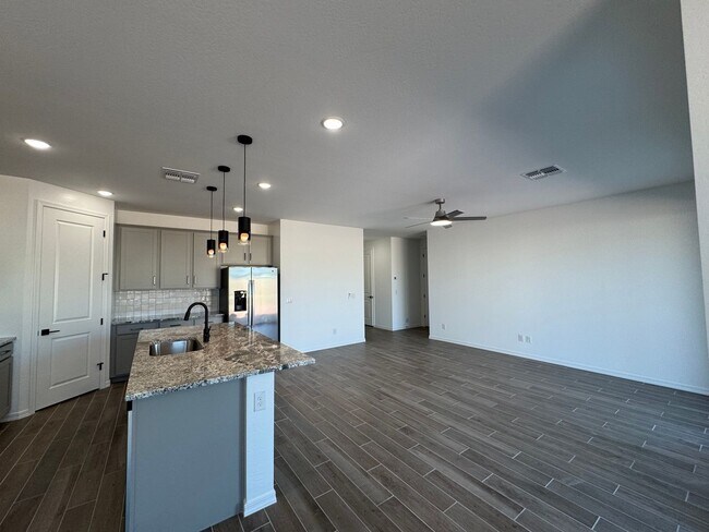 Building Photo - 7606 W Smoketree Dr