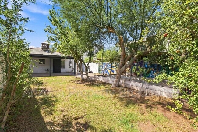 Building Photo - 1128 E Almeria Rd