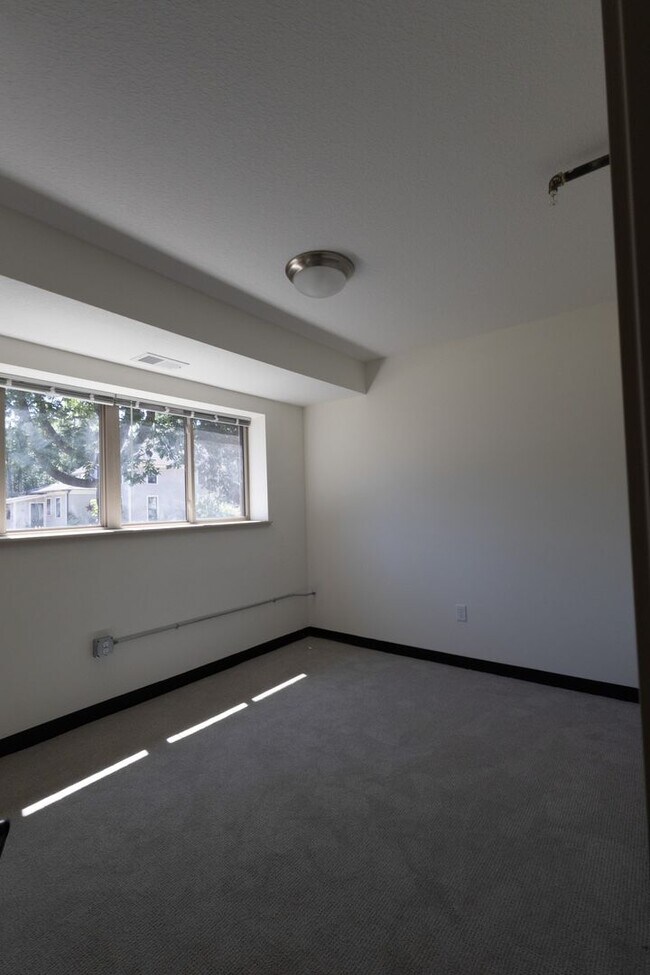 Building Photo - $1,450 / 2br - 560ft2 - RENOVATED 2BD, 1BA...
