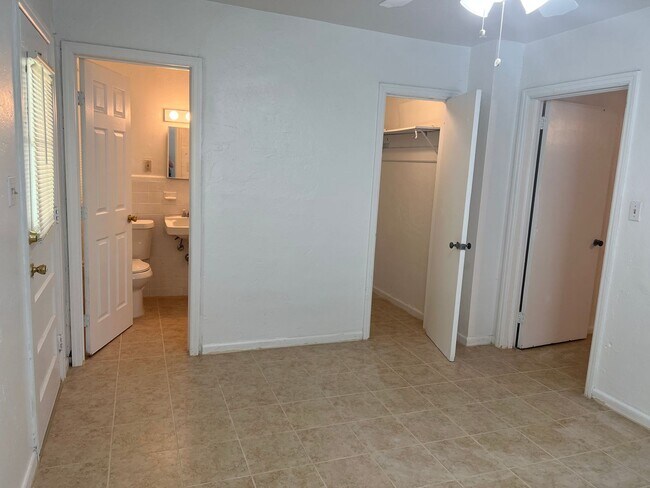 Building Photo - 873 Campus Cir