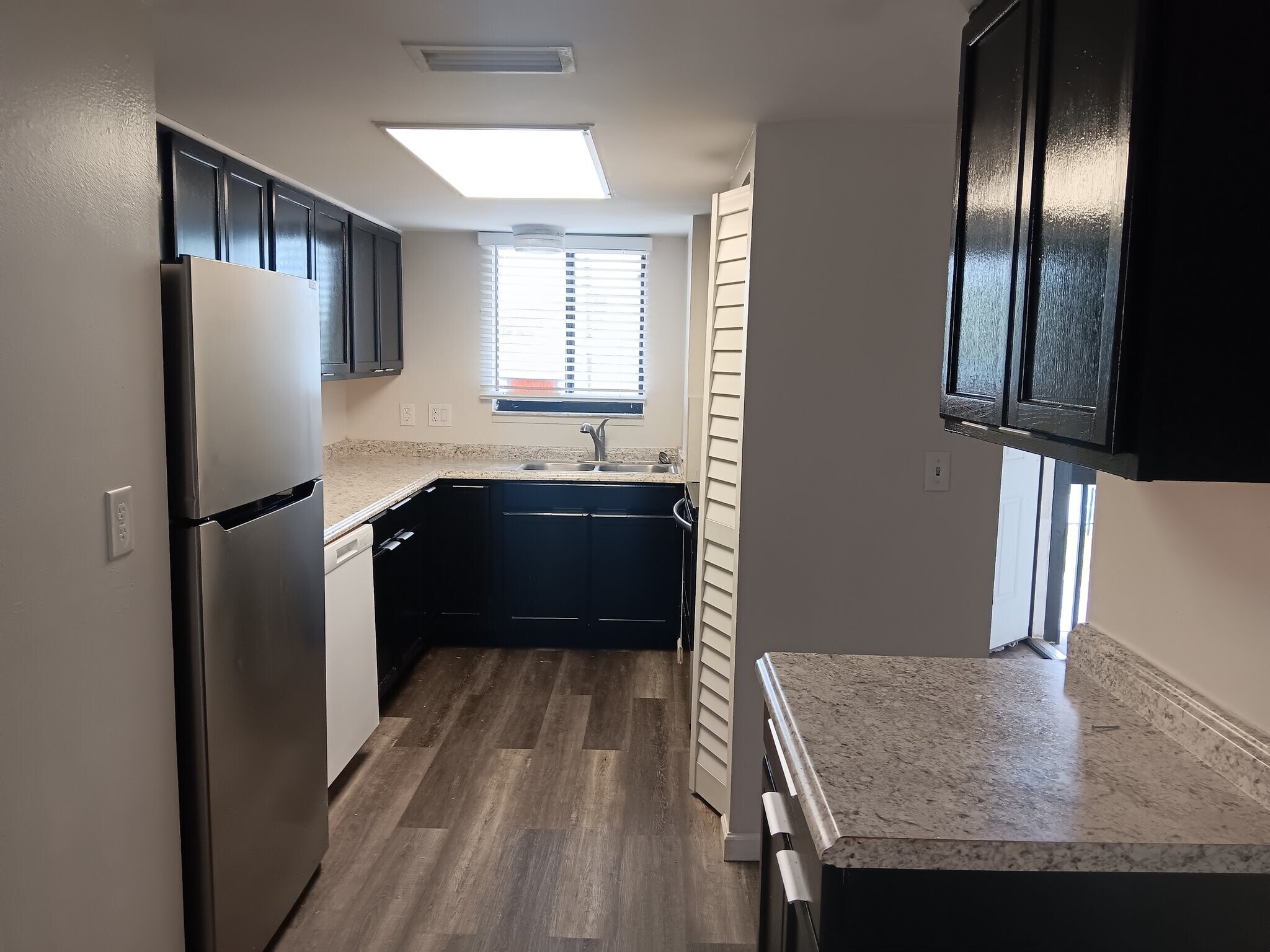 Building Photo - 2541 Myrtle Ave