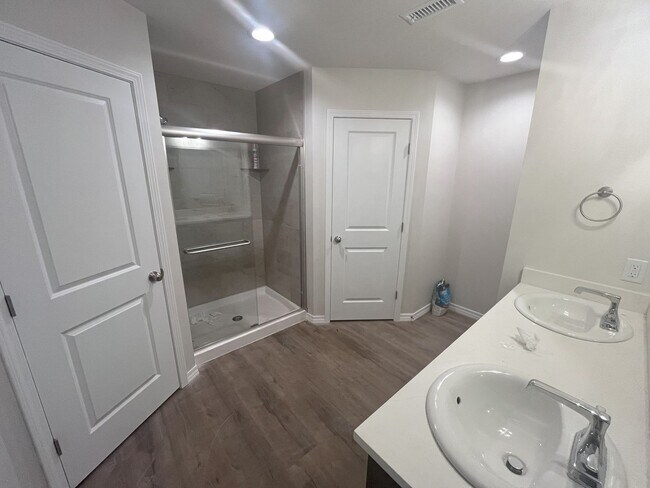 Building Photo - 1-year old, 3 Bedroom Home In Willard School District