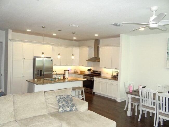 Building Photo - 3 bedroom/3bath Townhome in Dunedin