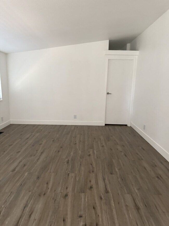 Building Photo - Large Echo home for rent