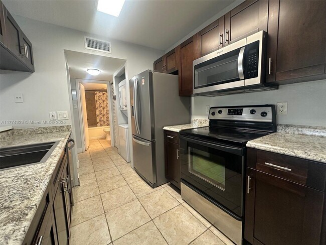 Building Photo - 10410 SW 157th Ct