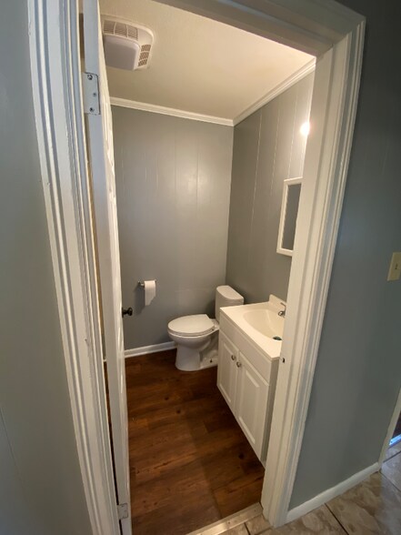 Building Photo - 125 N Loop St