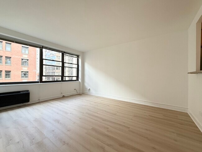 Building Photo - 850 N Dewitt Pl