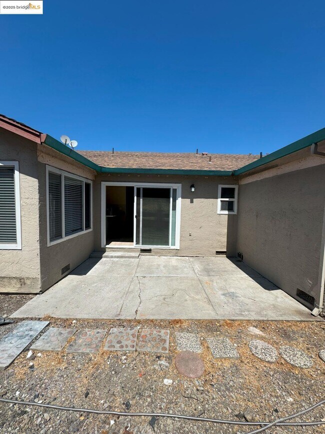 Building Photo - 3323 Blythe Dr