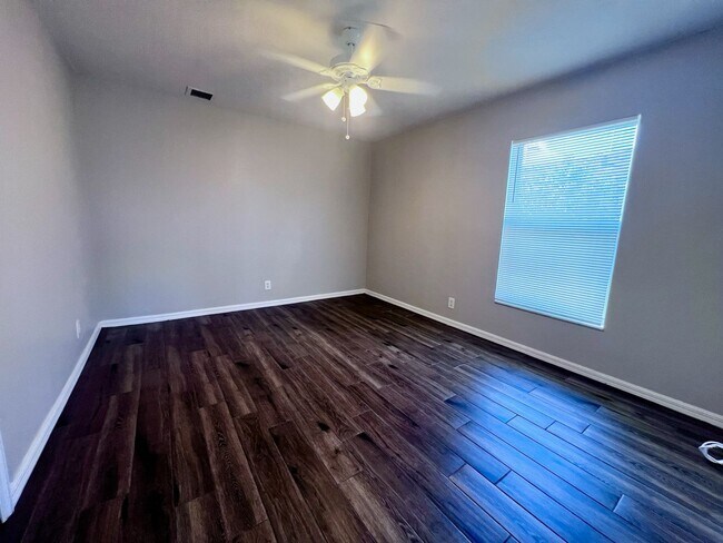 Building Photo - UPDATED 3/2/2