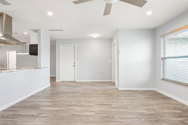 Building Photo - 1804 Oak View Dr