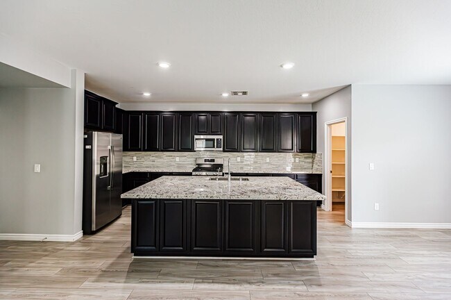 Building Photo - Beautiful 2 story Home