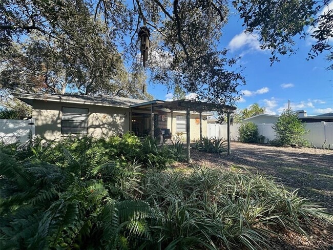 Building Photo - 14622 Pinecrest Dr