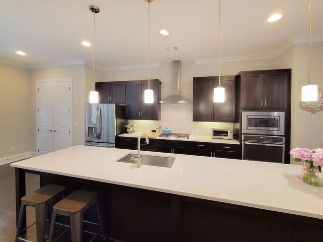 Building Photo - Stunning Executive Townhome in Gated Brook...