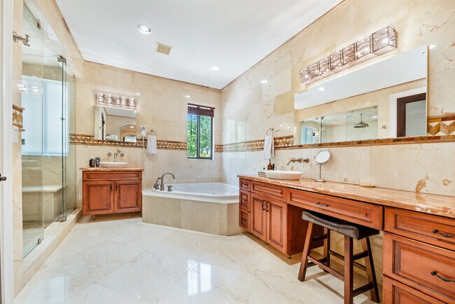 Building Photo - 5621 SW 68th Ct