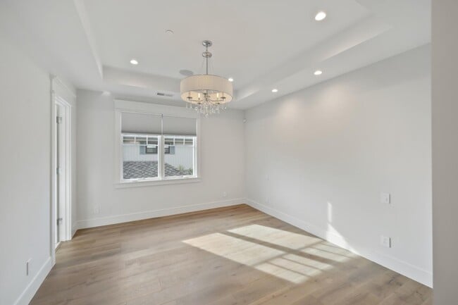 Building Photo - 261 E Bellevue Ave