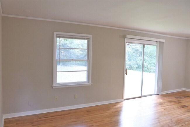 Building Photo - 3-Bedroom thats move-in ready and just wai...