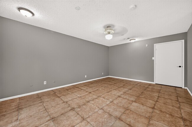 Building Photo - 19002 Mirror Lake Dr